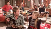 Weihnachten in der WG: Ingo (André Dietz, vo.li.) hat von Zoé (Carolin von der Groeben, vo.re.) eine Gitarre geschenkt bekommen. Jetzt singen sie gemeinsam Weihnachtslieder, während die Mitbewohner (hi.v.li.: Stephen Dürr, Nathalie Thiede, Tanja Szewczenko, Ulrike Röseberg, Juliette Menke) die Stimmung genießen.