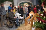 Traditionell haben sich die Bewohner der Schillerallee, (vorne v.l.) Ringo (Timothy Boldt), Paco (Milos Vukovic), Bambi (Benjamin Heinrich), Sina (Valea Katharina Scalabrino), Tobias (Patrick Müller), Elli (Nora Koppen), Irene (Petra Blossey), Robert (Luca Maric), Caro (Ines Kurenbach), Malte (Stefan Bockelmann), Henning (Benjamin Kiss), Britta (Tabea Heynig) und Rufus (Kai Noll), im Innenhof zum gemeinsamen Singen eingefunden.