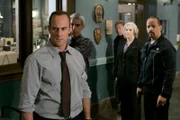 L-R: Det. Elliot Stabler (Christopher Meloni), Det. John Munch (Richard Belzer), Ms. Walsh (Betty Buckley), Det. Odafin "Fin" Tutuola (Ice-T)