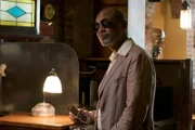 Esteban (Paul Calderon), der einige Staaten dabei unterstützt, die eigenen Bürger zu terrorisieren, ist für Red nur Mittel zum Zweck.