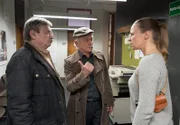 ARD RENTNERCOPS, neue Vorabendserie (8 Folgen), Folge 8 "Neue Männer braucht das Land", am Dienstag (19.05.15) um 18.50 Uhr im Ersten. Vicky (Katja Danowski, r.) stellt fest, das Edwin (Tilo Prückner, M.) schlecht riecht (mit Wolfgang Winkler, l.).