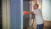 Kasia und Paul suchen ein Haus für ihre kleine Familie in Kalifornien. Kasias Mutter ist Maklerin und hilft ihnen. Trotzdem wird es nicht leicht, das perfekte Familienheim zu finden, denn die beiden wissen genau, was sie wollen. Auf der Wunschliste von Kasia steht ein verträumter Altbau mit Parkett und Kamin, Paul bevorzugt einen Bungalow im Ranch-Look. Als sie einen Mix aus beiden Stilrichtungen finden, wollen sie den größten Teil selbst renovieren. Es dauert nicht lange, bis sie ihren ursprünglichen Plan neu überdenken müssen.
