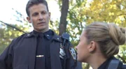 Schonend versuchen Jamie (Will Estes, l.) und Janko (Vanessa Ray, r.) einem verstörten Mädchen die Wahrheit über ihren Vater beizubringen. Wenig später wird sie vermisst ...