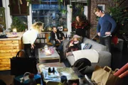 Eva (Claudelle Deckert, M.) muss sich widerwillig bei den WG-Bewohnern (l. Isabelle Geiss, Patrick Müller; r. Sharon Berlinghoff, Yannik Meyer) bedanken.