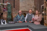 v.li.: Mario Hämmerle, Willi Gabalier und Verkäuferin Marlis Schreiner mit dem Objekt "Montblancstift „Grace Kelly“" während ServusTV´s "Bares für Rares Österreich" im "Bares für Rares Österreich Studio" in Wien Floridsdorf, Österreich am 20. Juni 2024.