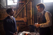 Die erste Begegnung zwischen Dr. Thackery (Clive Owen, r.) und seinem neuen Stellvertreter, Dr. Algernon Edwards (André Holland, l.).