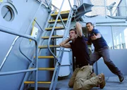 Graham (Adam Beach, r.), ein Navy Seal, der gerade von einem Einsatz in Afghanistan zurück ist, wird beschuldigt, seine Ehefrau ermordet zu haben. Doch er schwört, damit nichts zu tun zu haben.