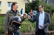 Wieder einmal hat Finn (Sven Martinek, r.) seinen Kollegen Lars (Ingo Naujoks, r.) im Wettrennen zum Tatort geschlagen.