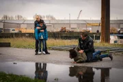 Mattes (Matthias Schloo, r.) und Melanie (Sanna Englund, l.) können Ifemelu (Denise M’Baye, liegend) und ihren Sohn David (Kenneth Parnitzke) endlich in Gewahrsam nehmen. Den beiden ist schon einmal die Flucht vor den Polizeibeamten geglückt.
