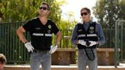Nick Stokes (George Eads, l.) und Greg Sanders (Eric Szmanda) untersuchen die Todesumstände einer Frau, die tot im Pool eines leerstehenden Hauses gefunden wurde.