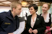 Polizist Mohr (Max Müller, l.) ahnt, dass Hoteldirektorin Katharina Haberl (Katharina Stemberger, M.) und deren Mitarbeiterin Lisa Eisner (Melanie Kogler, r.) etwas zu verbergen haben.