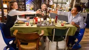 Beim gemeinsamen Weihnachtsessen mit Lucie (Julia Wiedemann) machen Henning (Stefan Bockelmann, M.) und Yannick (Dominik Flade) einen versöhnlichen Schritt aufeinander zu.