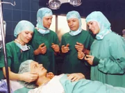 Die Ärzte der Sachsenklinik (Andrea Kathrin Loewig, Thomas Koch, Thomas Rühmann, Cheryl Shepard, v.l.n.r.) gehen optimistisch an die plastische Operation der Patientin Nina Schütz (Gunda Ebert) heran.