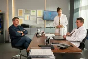 Für die Behandlung seiner Patientin braucht Dr. Martin Gruber (Hans Sigl, l.) die Unterstützung von Dr. Vera Fendrich (Rebecca Immanuel, M.) und Dr. Alexander Kahnweiler (Mark Keller, r.).