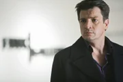 Nachdem ein Galeriebesitzer ermordet aufgefunden wurde, trifft auch der Krimibuchautor Richard Castle (Nathan Fillion) am Tatort ein.