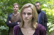Paula (Leonie Wesselow), Morten (Matti Schmidt-Schaller) und Erik (Tom Gronau) haben ihr Lager in einem Versteck im Wald aufgeschlagen. Mit ihren Aktionen wollen sie den touristischen Ausverkauf des Nationalparks verhindern.