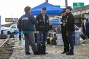 Wollen einen Helden in der Not aufspüren, der laut seiner Fingerabdrücke ein vor Jahren in Afghanistan entführter Soldat ist: Loretta (CCH Pounder, l.), Pride (Scott Bakula), Brody (Zoe McLellan, 2.v.r.) und LaSalle (Lucas Black, r.).