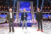 Moderator Jörg Pilawa (M.) mit den Kandidaten des Teams "von Thuns": Friedrich und Max von Thun, Vater und Sohn, beide Schauspieler.
