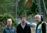 Maria Wern (Eva Röse) und ihre beiden Kollegen Arvidsson (Peter Perski, Mitte.) und Ek (Ulf Friberg) begutachten einen Tatort mit einer grausam zugerichteten Leiche.