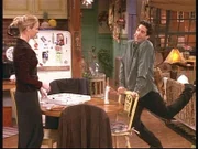 Phoebe (Lisa Kudrow, l.) findet Ross' (David Schwimmer, r.) Verhalten sehr merkwürdig ...
