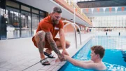 Bademeister und Schwimmtrainer mit chronischer Darmentzündung: Seine Colitis Ulcerosa sorgt immer wieder dafür, dass Till A. bei der Arbeit fehlt. Weil er eine Aufsichtspflicht hat, kann er nicht einfach mal eben zur Toilette.