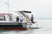 Nele Fehrenbach (Floriane Daniel, li.) und Paul Schott (Tim Wilde, 2.v. li.) stoppen das Schiff von Christian Reiter (Dietmar Mössmer, 2. v.re.) und Mario Brändle (Dietrich Adam, re.) auf dem Bodensee. Haben die ehemaligen Kunden Benjamin Murjahn und seine Frau entführt?