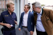 Polizist Mohr (Max Müller, l.) gibt den Kommissaren Bach (Patrick Kalupa, M.) und Stadler (Dieter Fischer, r.), erste Informationen über das Opfer Jörg Breitwieser.