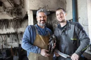 Portrait von Martin und Michael Wilberger mit Statue
