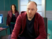 Manfred Kunze (Rainer Sellin) betreibt gemeinsam mit seiner Frau Doris (Stefanie Höner) ein Fitnessstudio. Nach einem Sturz vom Laufband wird Manfred in die Sachsenklinik eingeliefert.