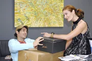 Natascha (Franziska Matthus, r.) macht Maik (Sebastian König, l.) ein überraschendes Angebot ...