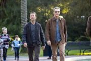 Bei einer Schießerei im Zug wird ein Navy Offizier von einem Unbekannten gerettet, der kurz darauf wieder von der Bildfläche verschwindet. Pride (Scott Bakula, r.), LaSalle (Lucas Black, l.) und der Rest des Teams begeben sich auf die Suche nach dem mysteriösen Helfer ...