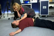 Nils Marold (Sven Martinek) wollte ein paar Fotos von Yvonne (Maren Gilzer) machen, als er erneut einen Schwindelanfall erleidet und zusammenbricht. Yvonne fordert sofort einen Krankenwagen an.