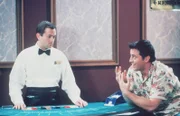 Joey (Matt LeBlanc, re.) fällt im Spielcasino negativ auf.