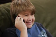 Wenn Jake (Angus T. Jones) mit seiner Freundin telefoniert, beachtet er keinen Menschen in seiner Umgebung ...