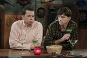 L-R: Alan (Jon Cryer) und Walden (Ashton Kutcher)