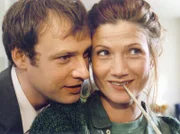 Iris (Astrid M. Fünderich) und der Rechtsanwalt Jan Martin (Christoph Grunert) führen eine harmonische Beziehung, doch in letzter Zeit benimmt sich Jan sehr merkwürdig.