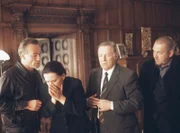 Das Ehepaar Wagner ist entsetzt: Sie können nicht glauben, dass ihr Sohn tot ist. (V.l.n.r.: Max Ballauf (Klaus J. Behrendt), Katharina Wagner (Cornelia Schmaus), Heinrich Wagner (Manfred Zapatka), Freddy Schenk (Dietmar Bär).