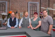 v.li.: Franziskus Kriegs-Au, Willi Gabalier und Verkäufer Larissa Stadlober und David Stadlober mit dem Objekt "Schmuckset mit Rubinen" während ServusTV´s "Bares für Rares Österreich" im "Bares für Rares Österreich Studio" in Wien Floridsdorf, Österreich am 20. Juni 2024.
