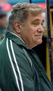 Dan Lauria als Coach Ray Masters.