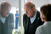 Georg Wilsberg (Leonard Lansink) spricht im Krankenhaus mit der Ärztin Dr. Ulmer (Regine Schröder), die Kriminalhauptkommissarin Anna Springer nach ihrem Unfall versorgt hat.