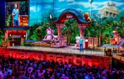 Mario Barth, der King of Comedy, begeistert mit seinem Bühnenprogramm "Männer sind faul, sagen die Frauen" die Republik. Und auch diesmal weiß der größte Paartherapeut der Galaxis wieder Erstaunliches und Absurdes aus dem Beziehungsalltag von Frauen und Männern zu berichten.
