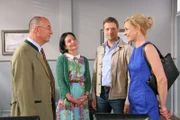 Polizeichef Achtziger (Alexander Duda, l.) und Sekretärin Stockl (Marisa Burger, 2.v.l.) bezweifeln, dass die Garmischer Kollegen Anton (Thomas Unger, 2.v.r.) und Claudia Wölk (Franziska Schlattner, r.) in den Mordfall verwickelt sind.