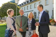 Herr Seitz (Gabor Biedermann, r.) gratuliert der Klarinettistin Steffi Hagenburg (Constanze Wächter, l.), auf die er ein Auge geworfen hat, zu ihrem Vorspiel. Das entgeht auch Achtziger (Alexander Duda, 2.v.l.) und Marie (Karin Thaler, 2.v.r.) nicht.