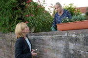 Schreckliche Neuigkeiten für Ingrid Schaller (Heide Simon, r.): Die erste Kriminalhauptkommissarin Martina Seiffert (Astrid M. Fünderich, l.) überbringt ihr die Todesnachricht einer langjährigen Freundin und Nachbarin, die ermordet in ihrem Pool aufgefunden wurde. Kann Ingrid Schaller Martina Seiffert etwas über ein dubioses Immobilienrenten-Modell, auf das sich ihre Freundin eingelassen hatte, sagen?