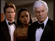 Steve (Barry Van Dyke, l.), Amanda (Victoria Rowell, M.) und Mark (Dick Van Dyke, r.) stehen entsetzt vor der Leiche des alten Komödianten Lou.