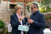 Zu Monikas (Heike Jonca, l.) Geburtstag lässt es sich Karl (Matthias Brenner, r.) nicht nehmen, auf ihre beiden Familien anzustoßen.