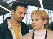 MDR Fernsehen IN ALLER FREUNDSCHAFT FOLGE 183, "Ganz oder gar nicht". Obwohl Kathrin (Andrea Kathrin Loewig) noch nicht über Florian hinweg ist, stürzt sie sich in ein neues Abenteuer mit Carsten Sandlass (Zsolt Bacs).