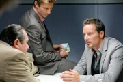 Florian Prantl (Andreas Giebel, l.) und Sven Hansen (Igor Jeftic, m.) ahnen nicht, dass Peter Jordan (John Friedmann, r.) ein gefährliches Spiel treibt.