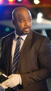 Detective Crawford (Daoud Balewa) trifft sich am Tatort mit den Ermittlern des CSI.