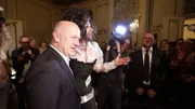 Auch Berlins Bürgermeister Kai Wegner wurde von Herrn Glööckler zur Modenschau eingeladen